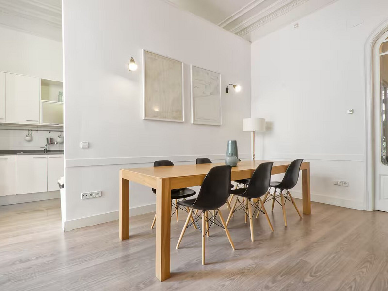 Elegant Modernist Apartment with Terrace in Central Barcelona. Photo:  15