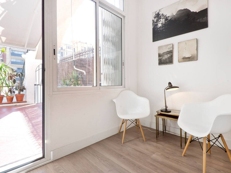 Elegant Modernist Apartment with Terrace in Central Barcelona. Photo:  17