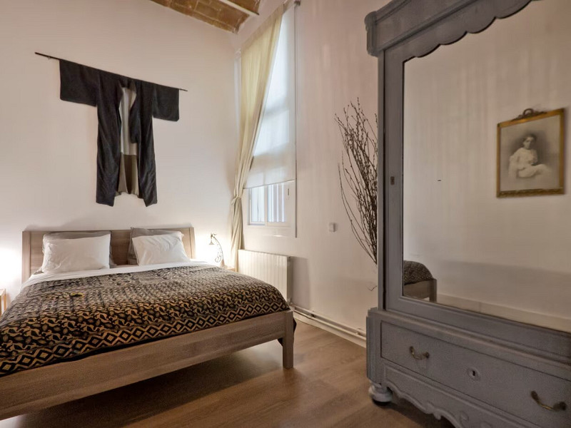 Elegant Modernist Apartment with Terrace in Central Barcelona. Photo:  18