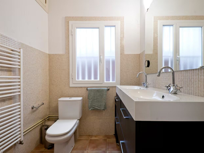 Elegant Modernist Apartment with Terrace in Central Barcelona. Photo:  20