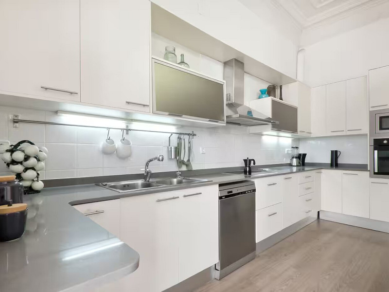 Elegant Modernist Apartment with Terrace in Central Barcelona. Photo:  21