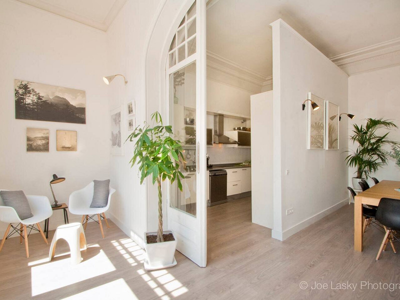 Elegant Modernist Apartment with Terrace in Central Barcelona. Photo:  24