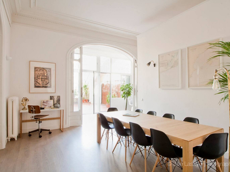 Elegant Modernist Apartment with Terrace in Central Barcelona. Photo:  25