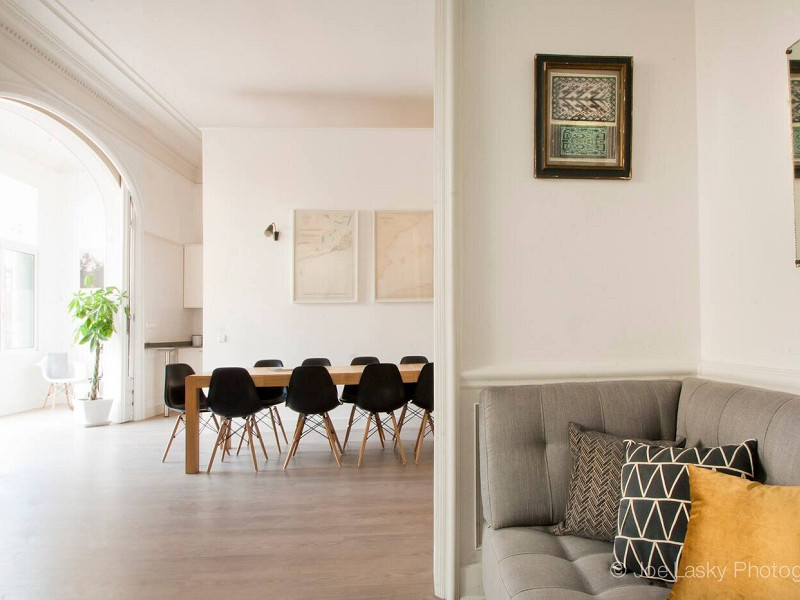 Elegant Modernist Apartment with Terrace in Central Barcelona. Photo:  26