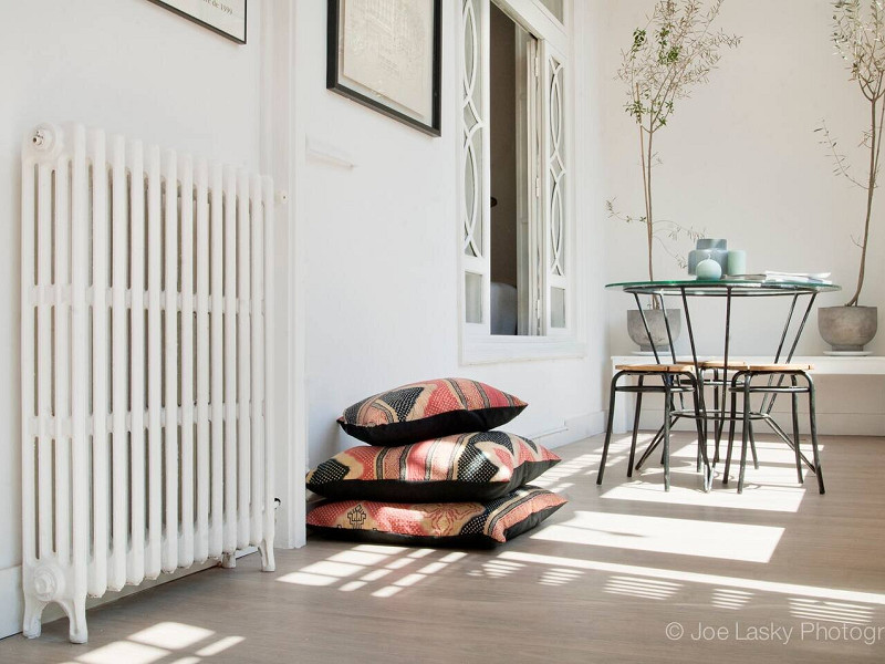 Elegant Modernist Apartment with Terrace in Central Barcelona. Photo:  27