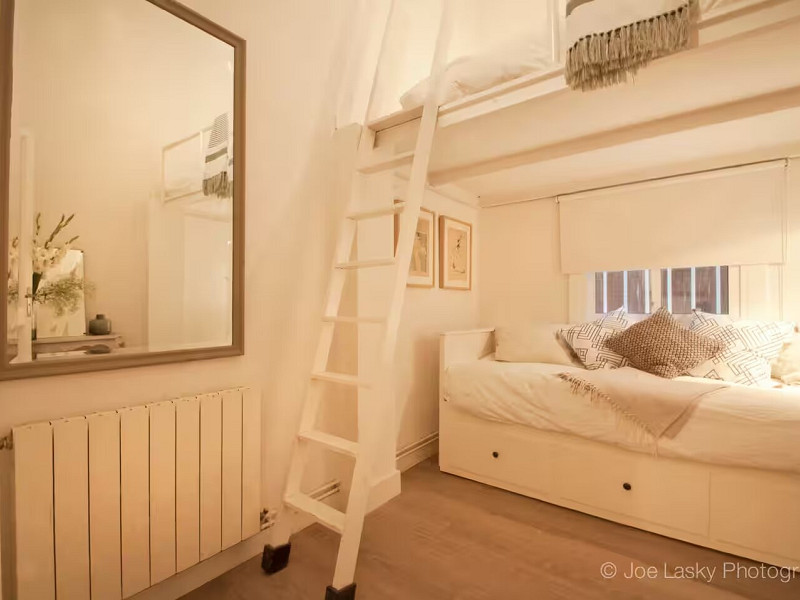 Elegant Modernist Apartment with Terrace in Central Barcelona. Photo:  30