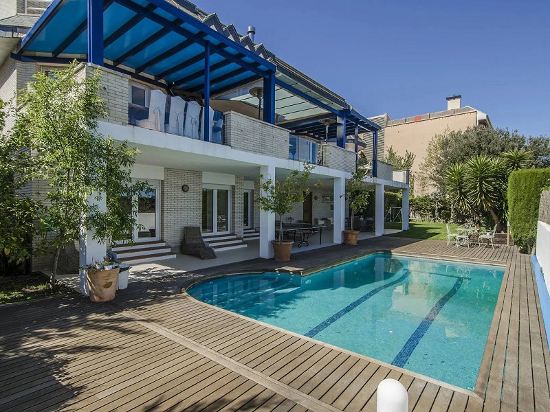 Modern Family Villa with Views and Comfort in the Hills of Barcelona