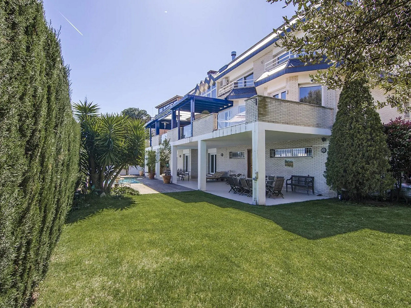 Modern Family Villa with Views and Comfort in the Hills of Barcelona. Photo:  3
