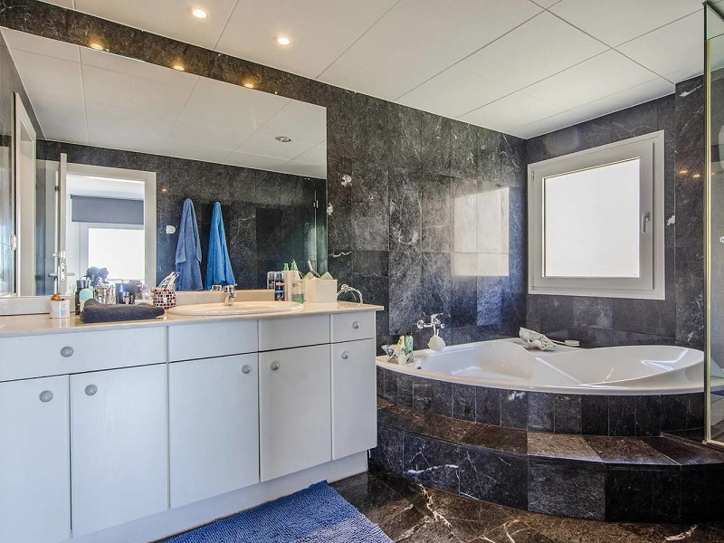 Modern Family Villa with Views and Comfort in the Hills of Barcelona. Photo:  5