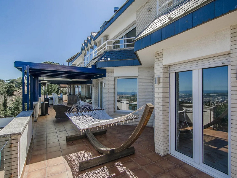 Modern Family Villa with Views and Comfort in the Hills of Barcelona. Photo:  7