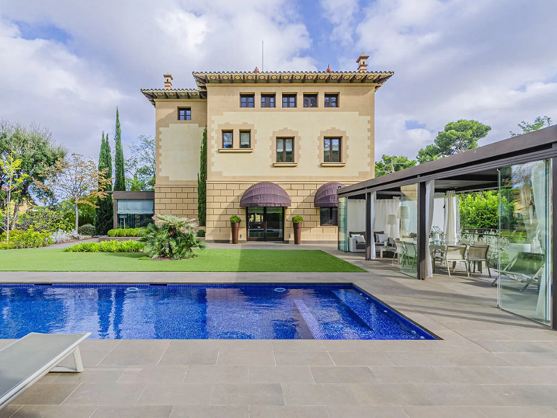 Restored Heritage Mansion With Cutting-Edge Tech in Prime Pedralbes