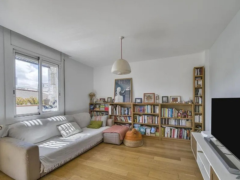 Bright Apartment with Terrace in Vibrant Poblenou. Photo:  9