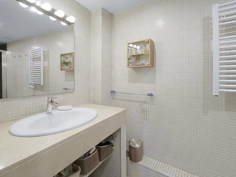 Bright Apartment with Terrace in Vibrant Poblenou. Photo:  24