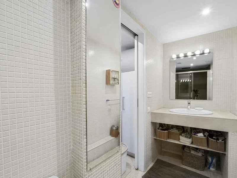 Bright Apartment with Terrace in Vibrant Poblenou. Photo:  28