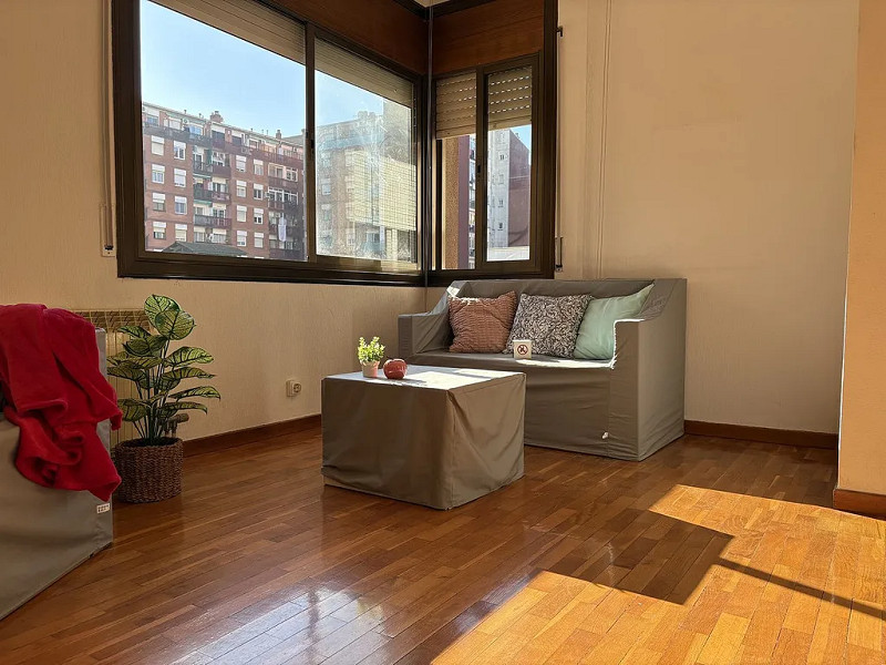 Quiet and Bright Apartment Near Rambla and Mar Bella Beach