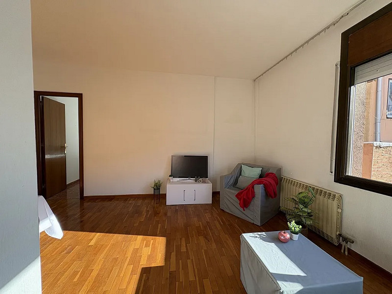 Quiet and Bright Apartment Near Rambla and Mar Bella Beach. Photo:  3
