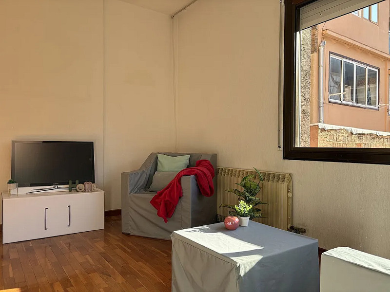 Quiet and Bright Apartment Near Rambla and Mar Bella Beach. Photo:  4