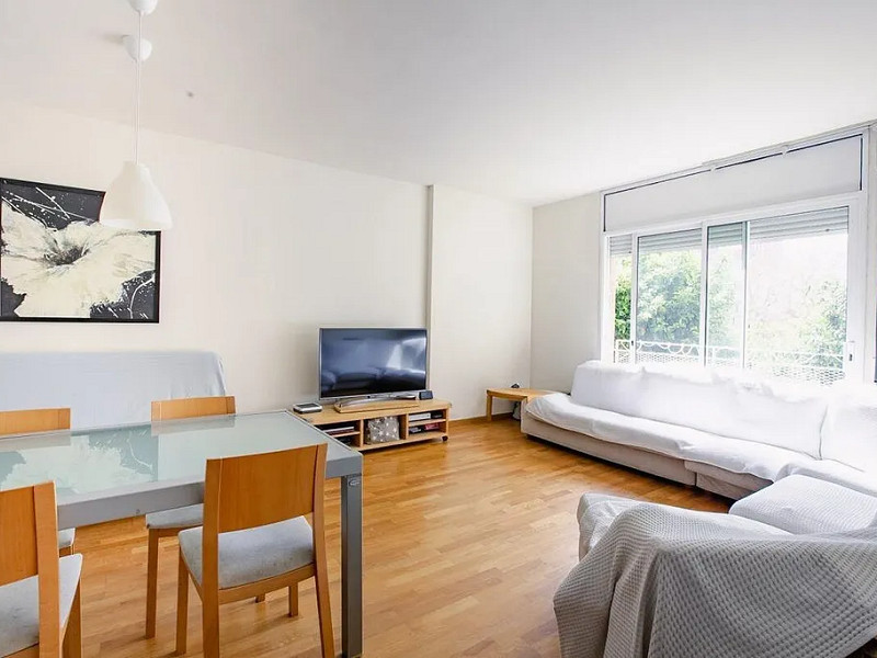 Bright Apartment with Private Garden and Parking Just 7 Minutes from the Beach