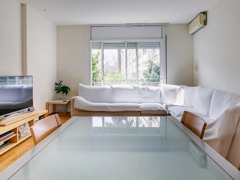 Bright Apartment with Private Garden and Parking Just 7 Minutes from the Beach. Photo:  2