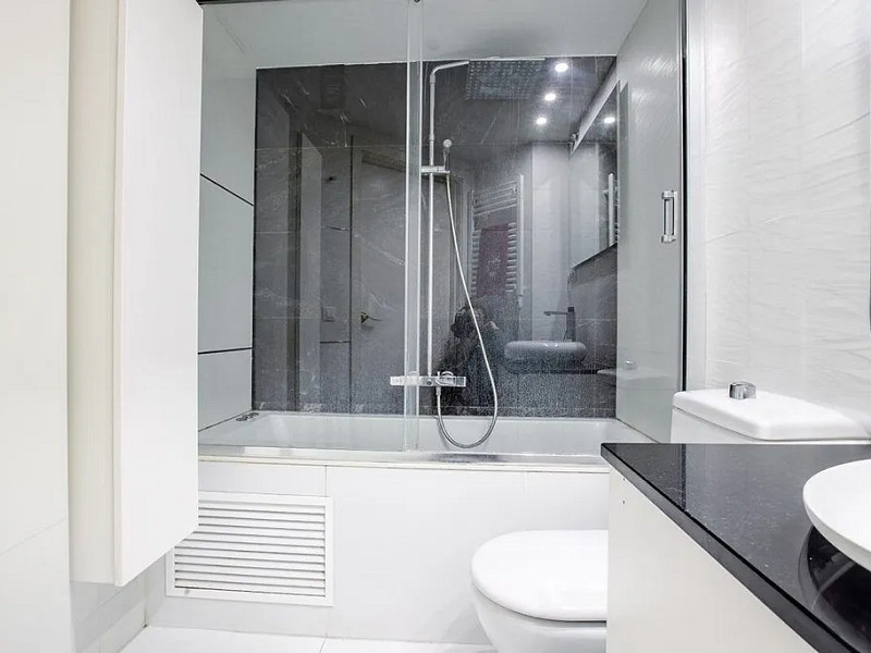 Bright Apartment with Private Garden and Parking Just 7 Minutes from the Beach. Photo:  15
