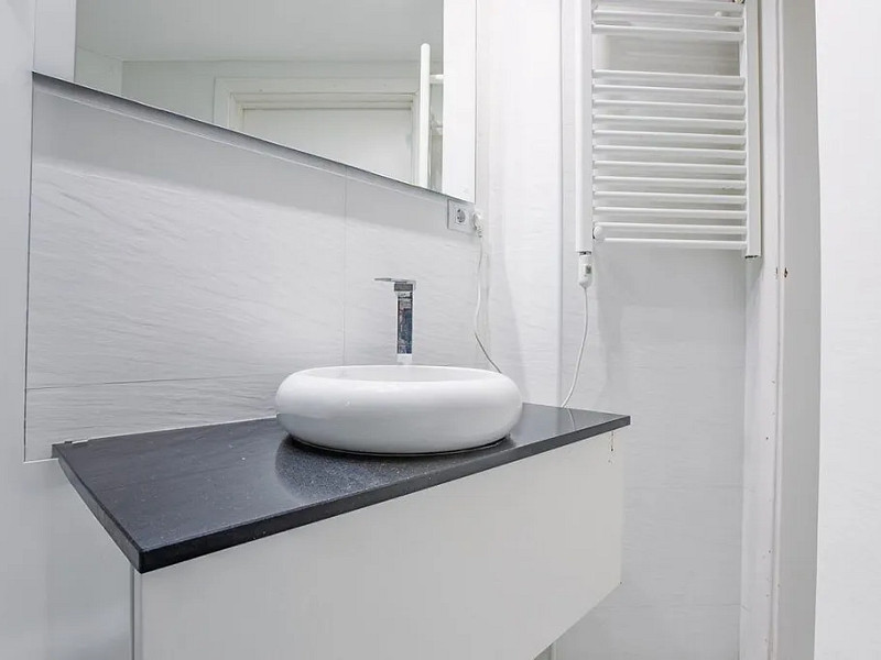 Bright Apartment with Private Garden and Parking Just 7 Minutes from the Beach. Photo:  16