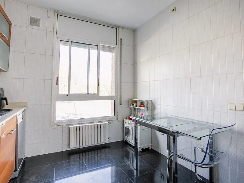 Bright Apartment with Private Garden and Parking Just 7 Minutes from the Beach. Photo:  17