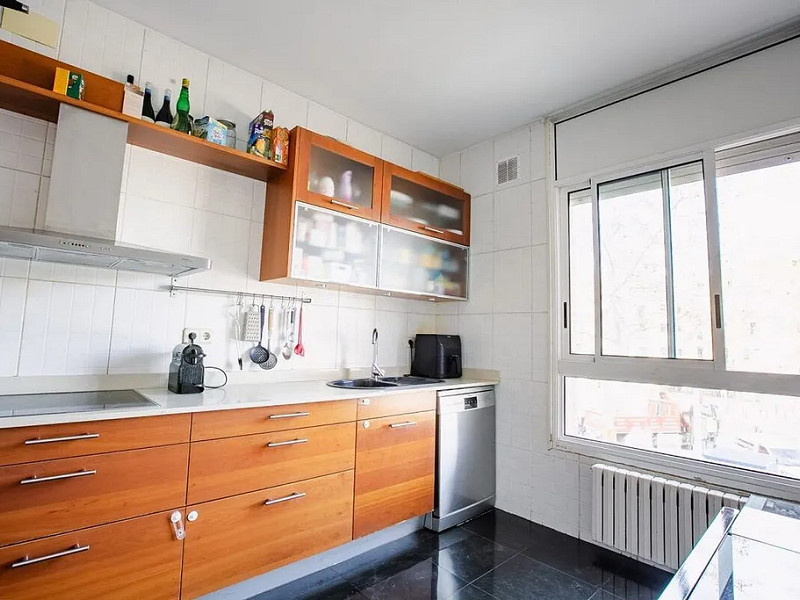 Bright Apartment with Private Garden and Parking Just 7 Minutes from the Beach. Photo:  18