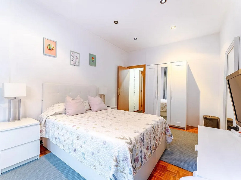 Bright Apartment on Lepant Street – Perfect for Living or Investment in Barcelona. Photo:  9