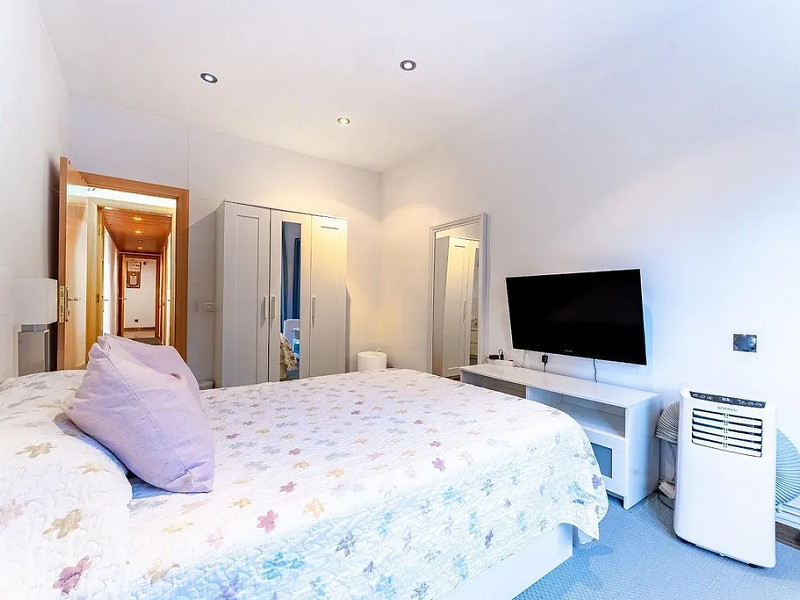 Bright Apartment on Lepant Street – Perfect for Living or Investment in Barcelona. Photo:  10