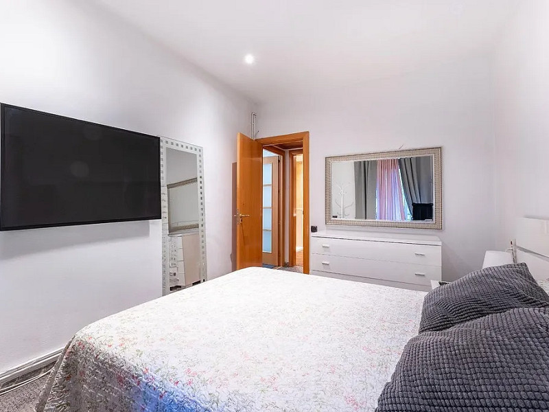 Bright Apartment on Lepant Street – Perfect for Living or Investment in Barcelona. Photo:  12