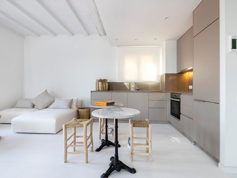 Renovated Beachside Apartment with Balcony in Barceloneta, Barcelona. Photo:  12