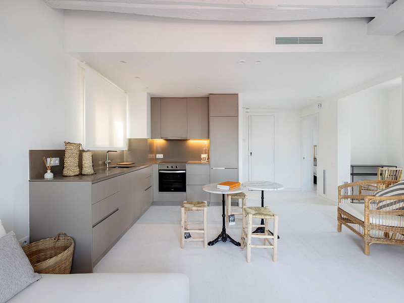 Renovated Beachside Apartment with Balcony in Barceloneta, Barcelona. Photo:  13