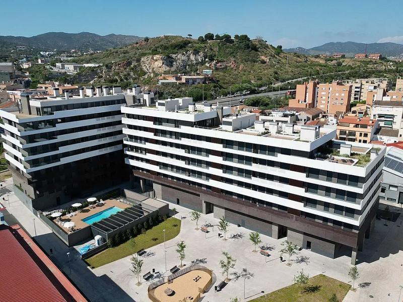 The second line of the sea. Apartments in a new residential complex in Montgat, Costa Maresme. Photo:  24