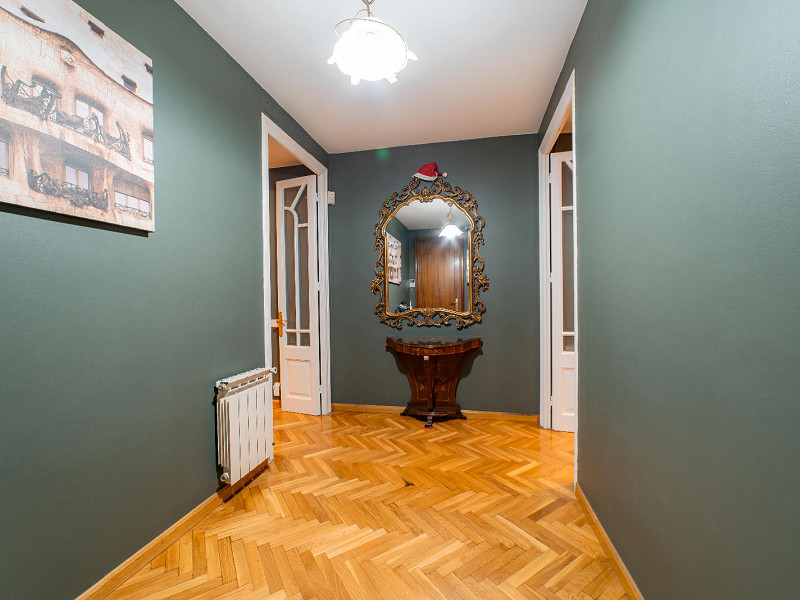Spacious Home with Terrace and Classic Charm in Barcelona’s Eixample