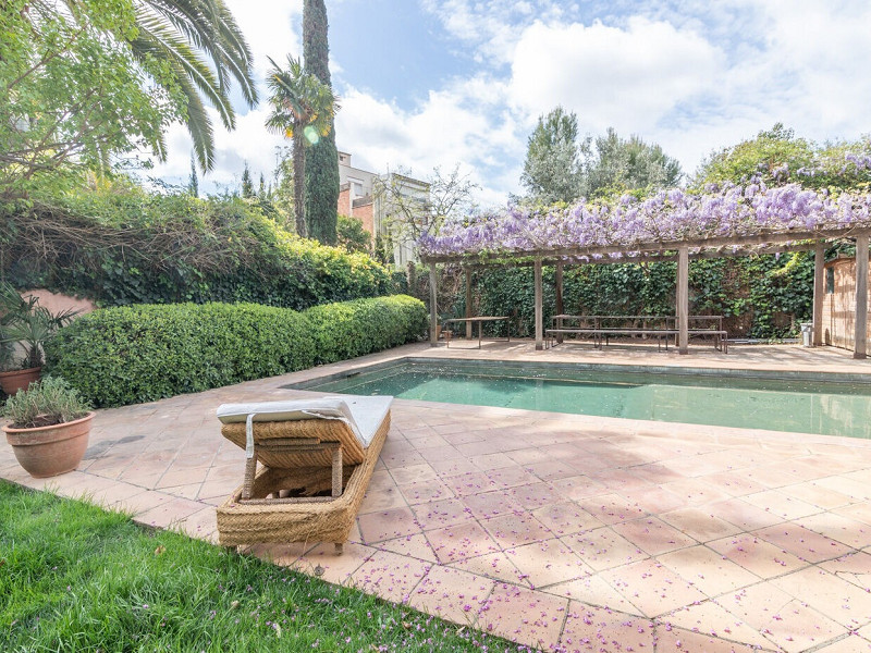 Charming House with Garden and Pool for Mid-Term Rent in Sarrià Center