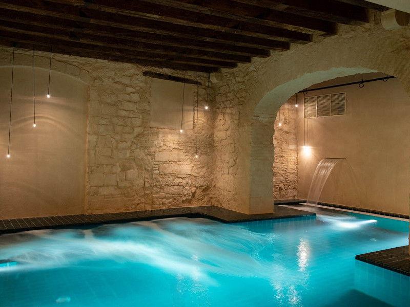 Luxury Apartment in a Restored 16th-Century Building with Spa, Pool and Included Services. Photo:  10