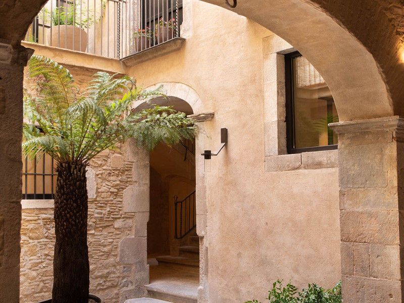 Luxury Apartment in a Restored 16th-Century Building with Spa, Pool and Included Services. Photo:  12