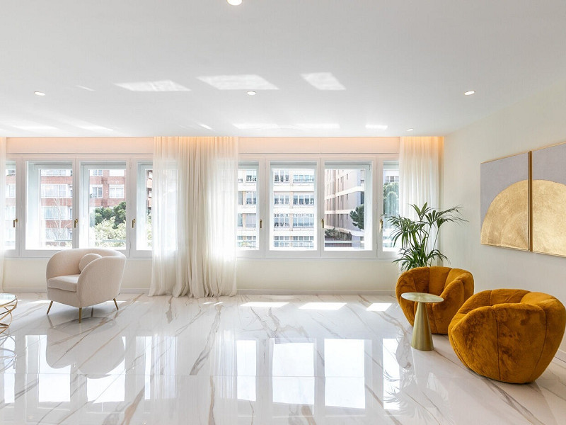 Brand-New Renovated Apartment with Pool and Parking in Sant Gervasi – Vía Augusta