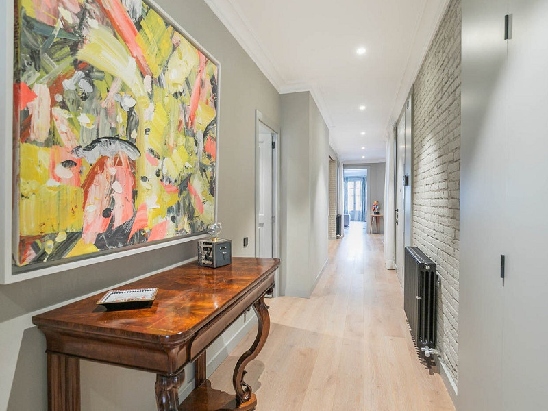 Stylish Flat in Eixample, Steps from Passeig de Gràcia. Photo:  21