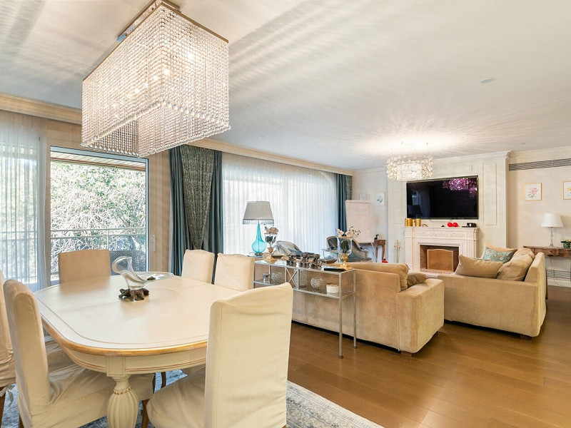 Bright, Fully Renovated Apartment with Terrace in Galvany