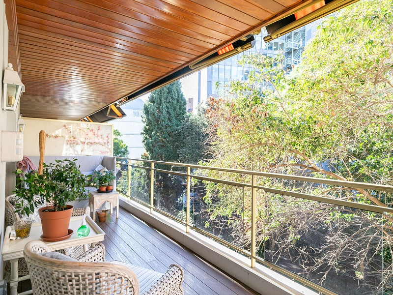 Bright, Fully Renovated Apartment with Terrace in Galvany. Photo:  2