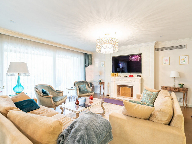 Bright, Fully Renovated Apartment with Terrace in Galvany. Photo:  4