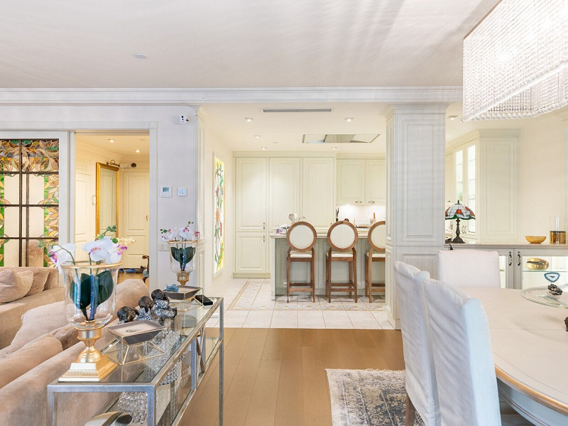 Bright, Fully Renovated Apartment with Terrace in Galvany. Photo:  8
