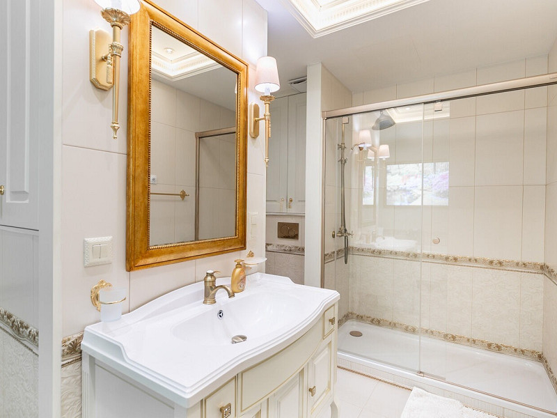 Bright, Fully Renovated Apartment with Terrace in Galvany. Photo:  18