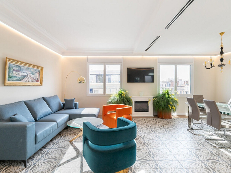 Exclusive Renovated Apartment on the Pedestrian Consell de Cent Street in Eixample