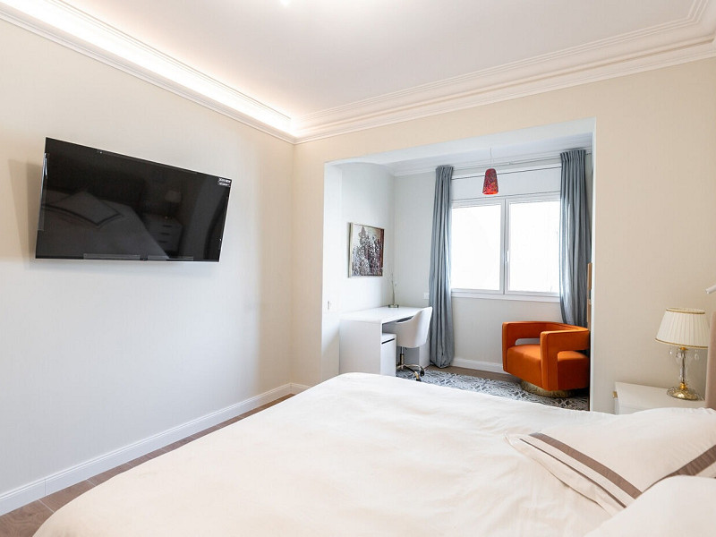 Exclusive Renovated Apartment on the Pedestrian Consell de Cent Street in Eixample. Photo:  12