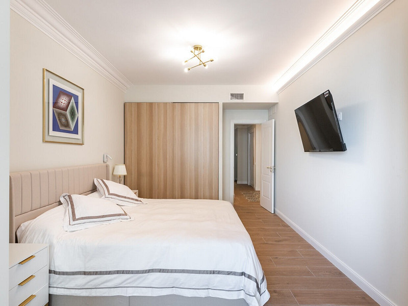 Exclusive Renovated Apartment on the Pedestrian Consell de Cent Street in Eixample. Photo:  13