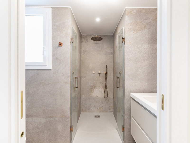 Exclusive Renovated Apartment on the Pedestrian Consell de Cent Street in Eixample. Photo:  15