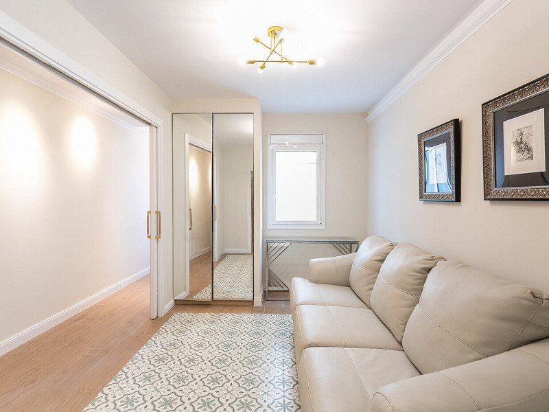 Exclusive Renovated Apartment on the Pedestrian Consell de Cent Street in Eixample. Photo:  21