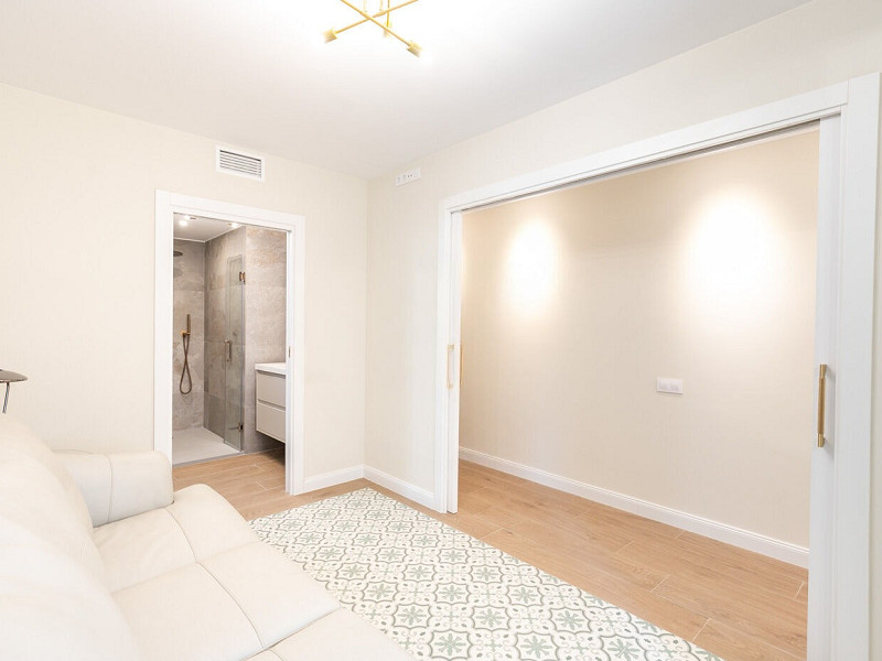 Exclusive Renovated Apartment on the Pedestrian Consell de Cent Street in Eixample. Photo:  22